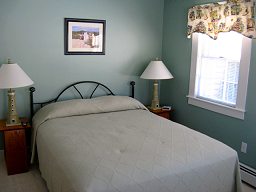 Queen Bedroom<br>(next to dining area)